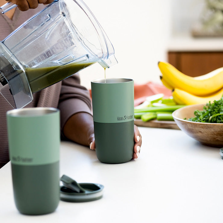 smoothie-set-a0 smoothie_kit_rise_tumbler_smoothie_pour.jpg